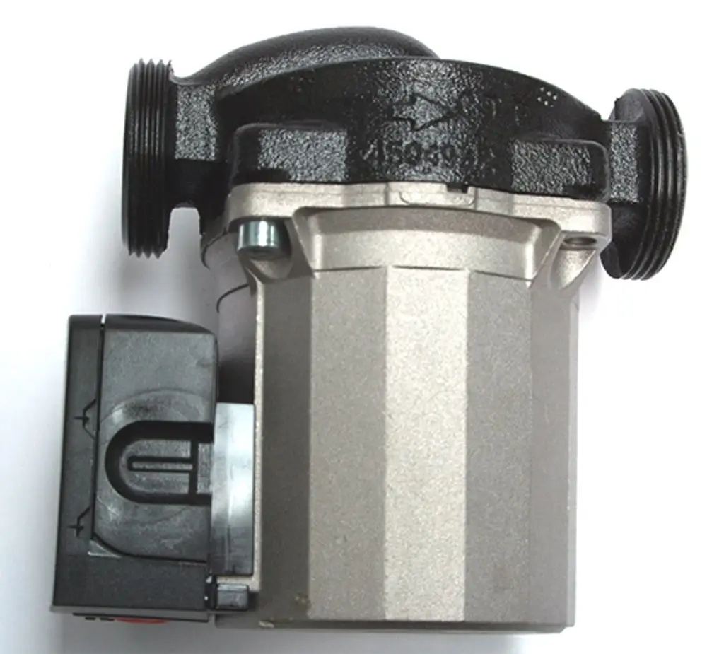 Daikin Pumpe in kompaktem Design mit einer schwarzen Oberseite und silbernem Gehäuse. Anschlüsse für Zu- und Ablauf sind erkennbar. Motorseitige Steuerungseinheit sichtbar.